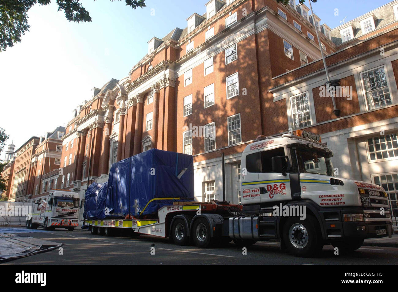 Der Kranz des Busses Nr. 30 wird von einem Tieflader vom Tavistock-Platz weggebracht. Bei den Anschlägen am Donnerstag, dem 7. Juli, wurden 55 Menschen getötet, 13 Menschen im Bus. Stockfoto