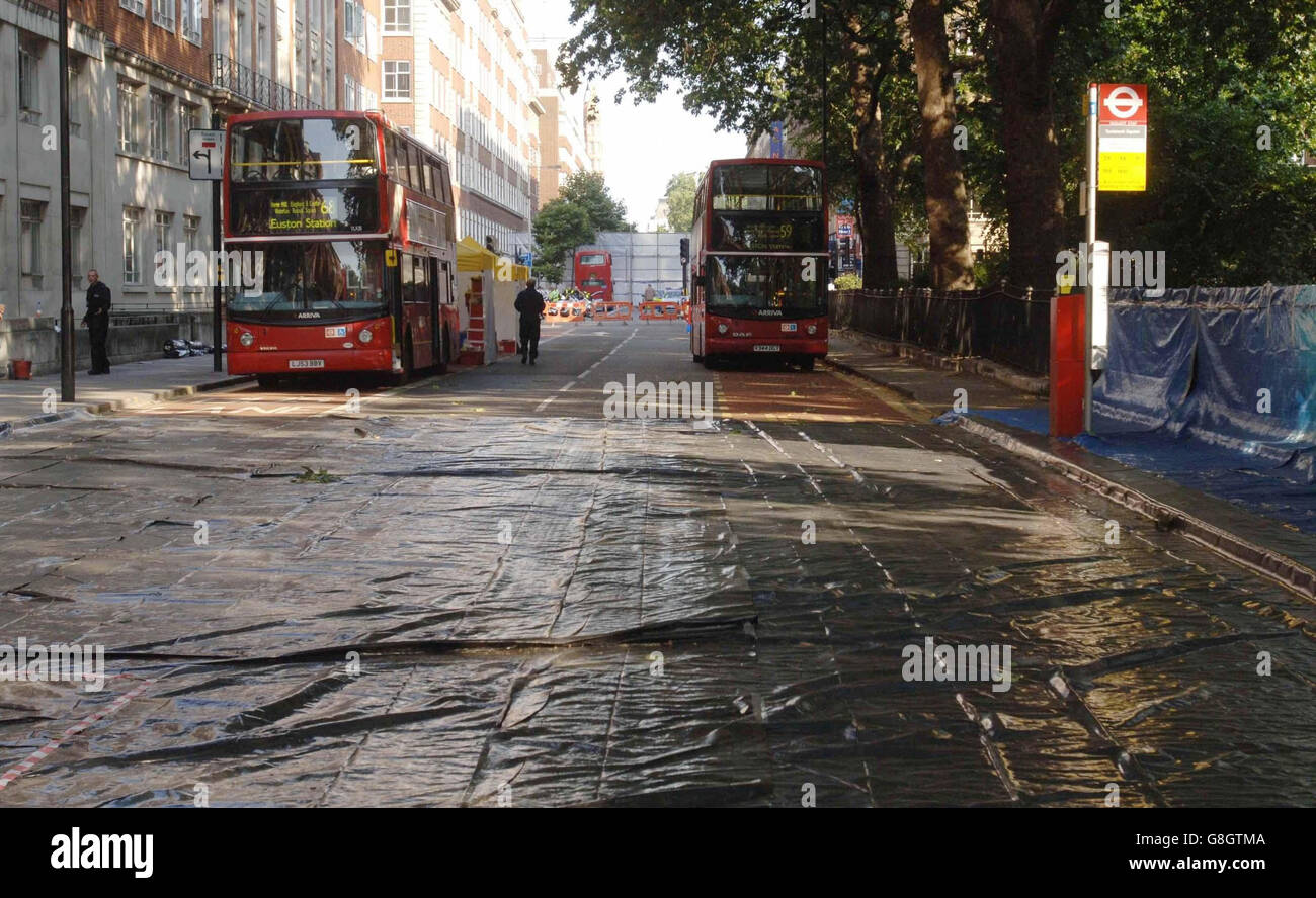 Zwei Busse stehen genau so, wie sie es waren, als am Donnerstag, dem 7. Juli, der Bus Nr. 30 gesprengt wurde. Der Bus Nr. 30 wurde von einem Tieflader vom Tavistock Square in London weggebracht, nachdem 13 Menschen im Bus getötet wurden. Stockfoto