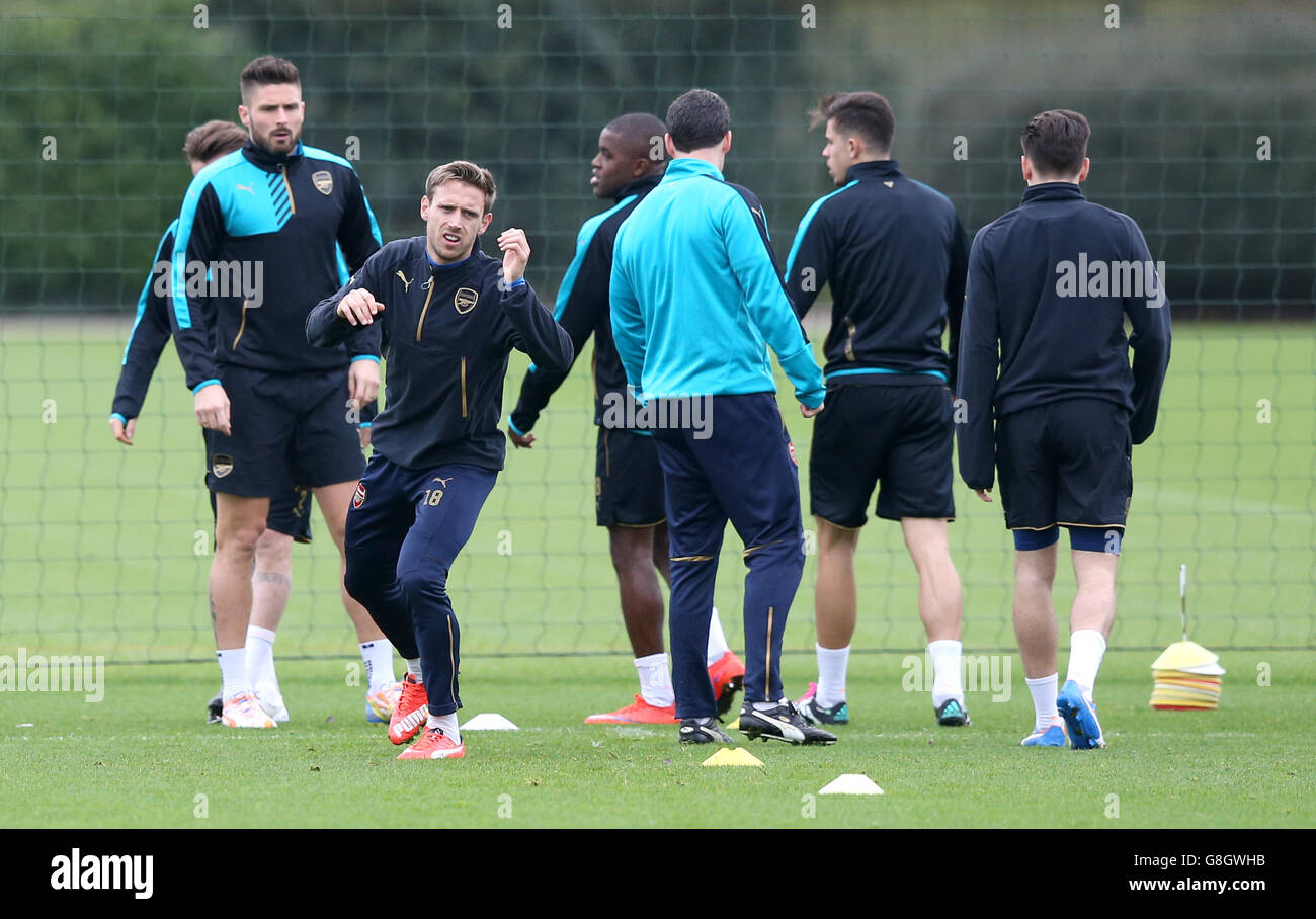 Olympiacos vs Arsenal - UEFA Champions League - Gruppe F - Arsenal Training Session - London Colney. Olivier Giroud von Arsenal (links) und Nacho Monreal (zweite links) während eines Trainings in London Colney, London Stockfoto