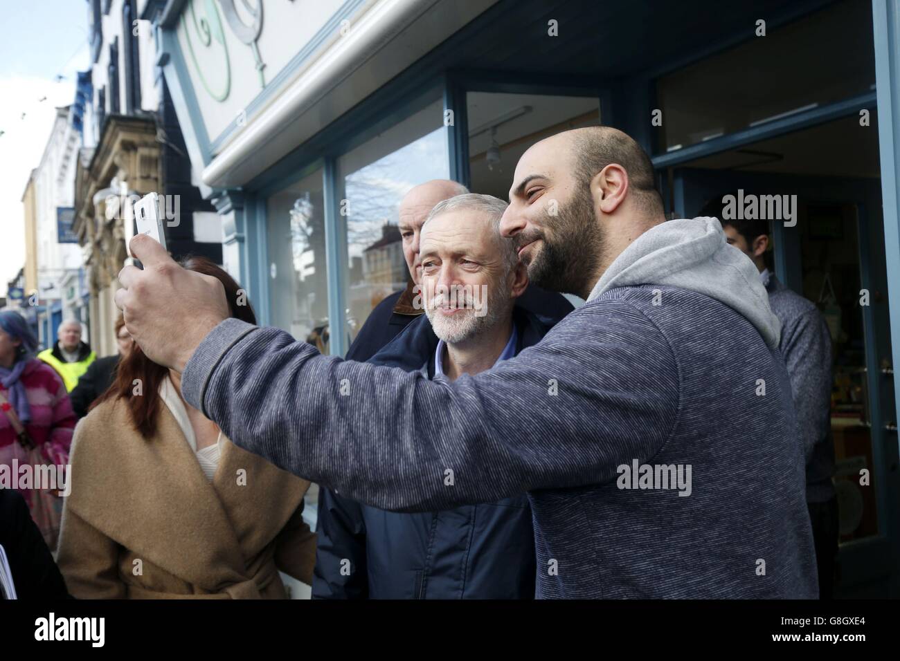 Der Gewerkschaftsführer Jeremy Corbyn posiert für ein Selfie mit einem Zuschauer in Cockermouth, Cumbria, während er hochwassergeschädigte Gebiete besucht. Stockfoto