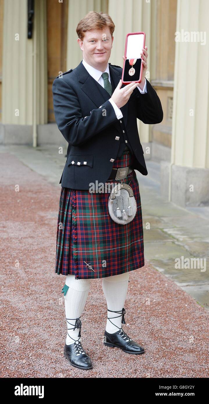 Sir Daniel Alexander trägt seine Insignien der Ritterschaft, die der Prinz von Wales bei der Investiturzeremonie im Buckingham Palace, London überreichte. Stockfoto