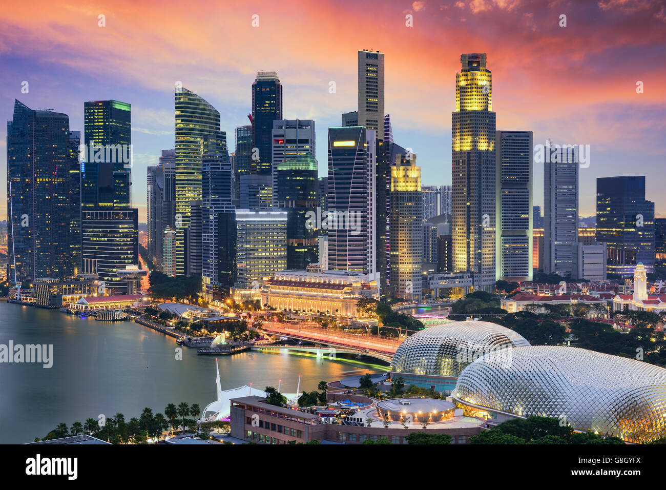 Skyline von Singapur Financial District in der Abenddämmerung. Stockfoto