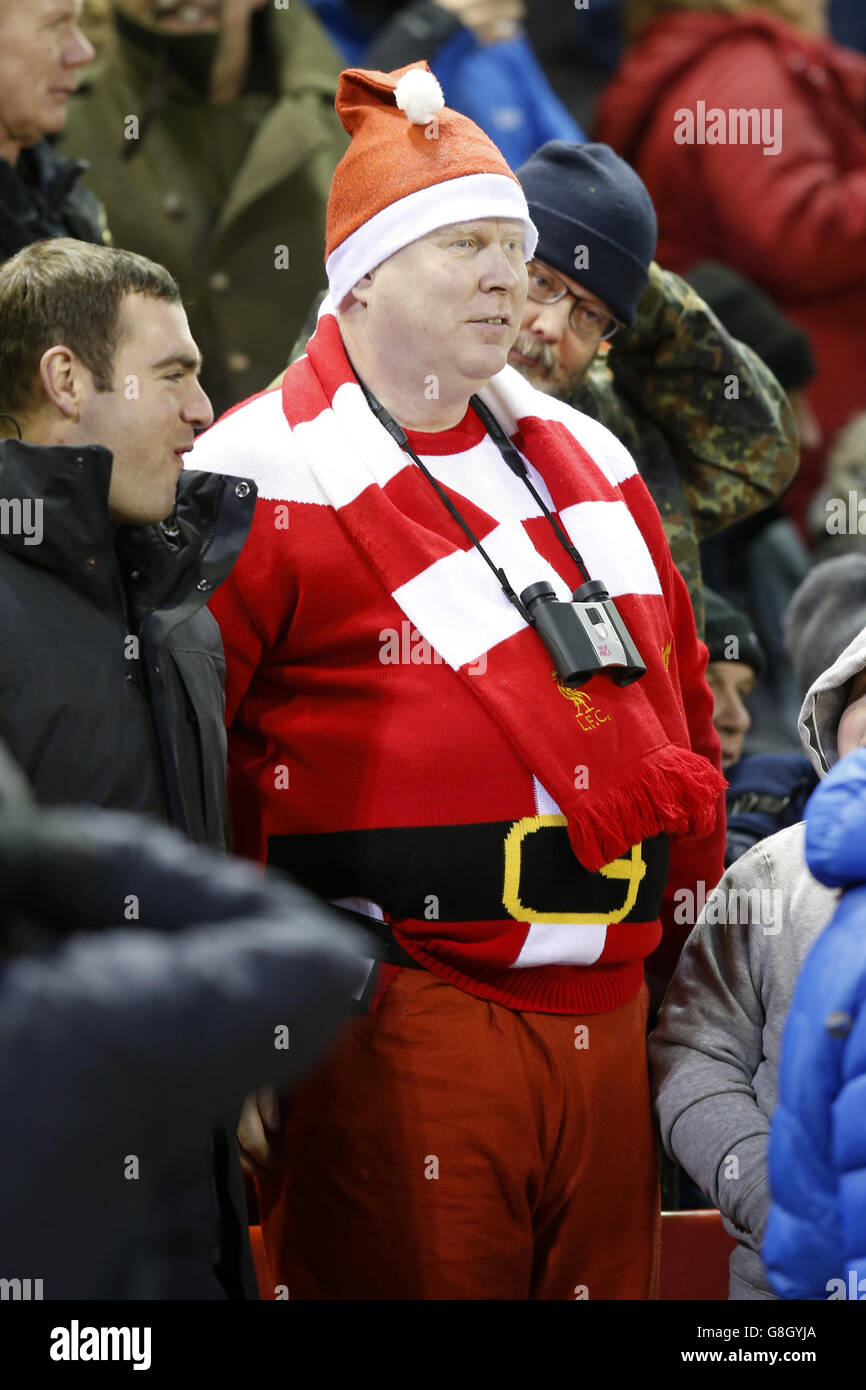 Ein Fan, der während des Spiels der Barclays Premier League in Anfield, Liverpool, als Weihnachtsmann auf der Tribüne gekleidet war. Stockfoto