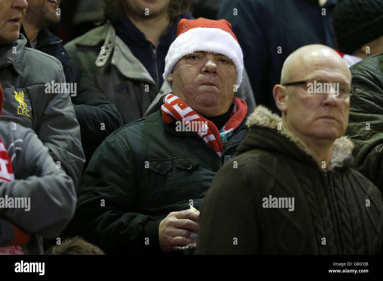 Ein Fan, der während des Spiels der Barclays Premier League in Anfield, Liverpool, einen Weihnachtshut auf der Tribüne trägt. Stockfoto