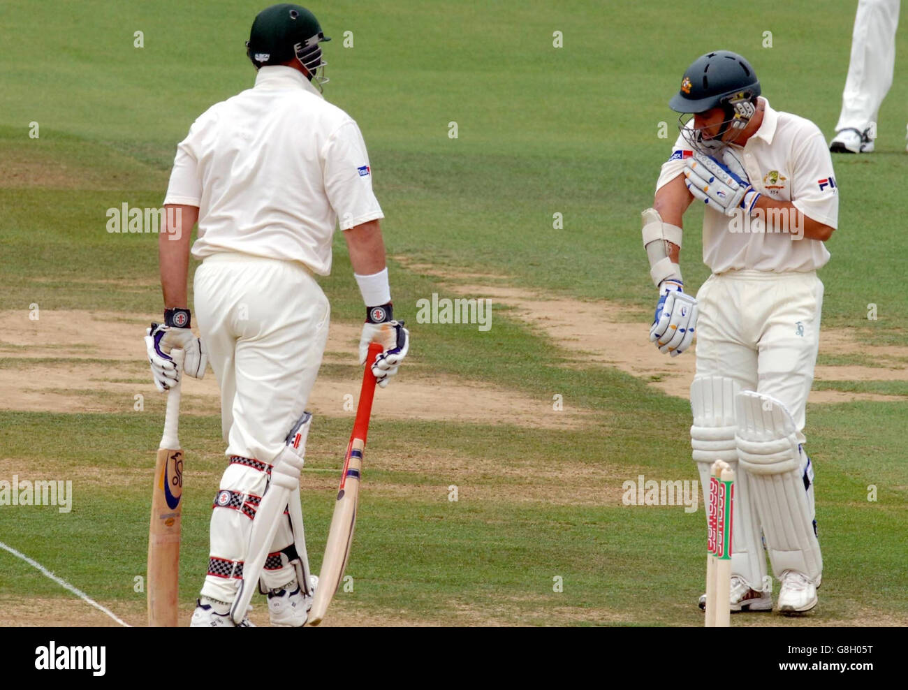 Cricket - The Ashes - npower First Test - England gegen Australien - Lord's. Der Australier Justin langer (R), nachdem er von einem Ball des Englands Steve Harmion getroffen wurde. Matthew Hayden (l) Stockfoto