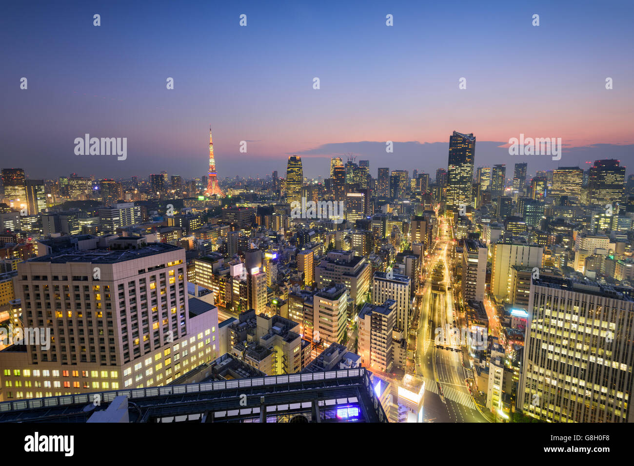 Skyline von Tokyo, Japan über Shiodome Viertel in Richtung Tokyo Tower. Stockfoto