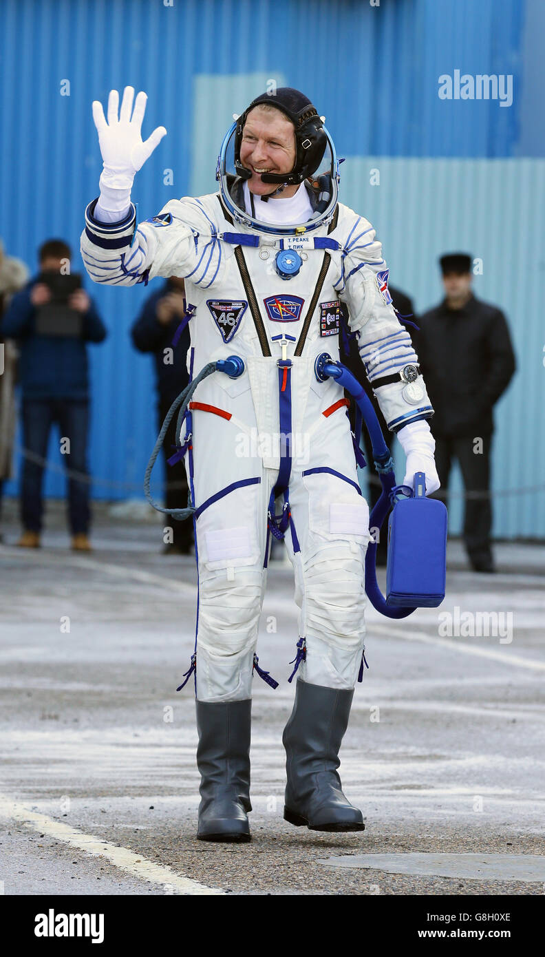 Der britische Astronaut Tim Peake verlässt Gebäude 254, nachdem er sich auf dem Kosmodrom Baikonur in Kasachstan angesetzt hat, bevor er heute auf die Internationale Raumstation startet. Stockfoto