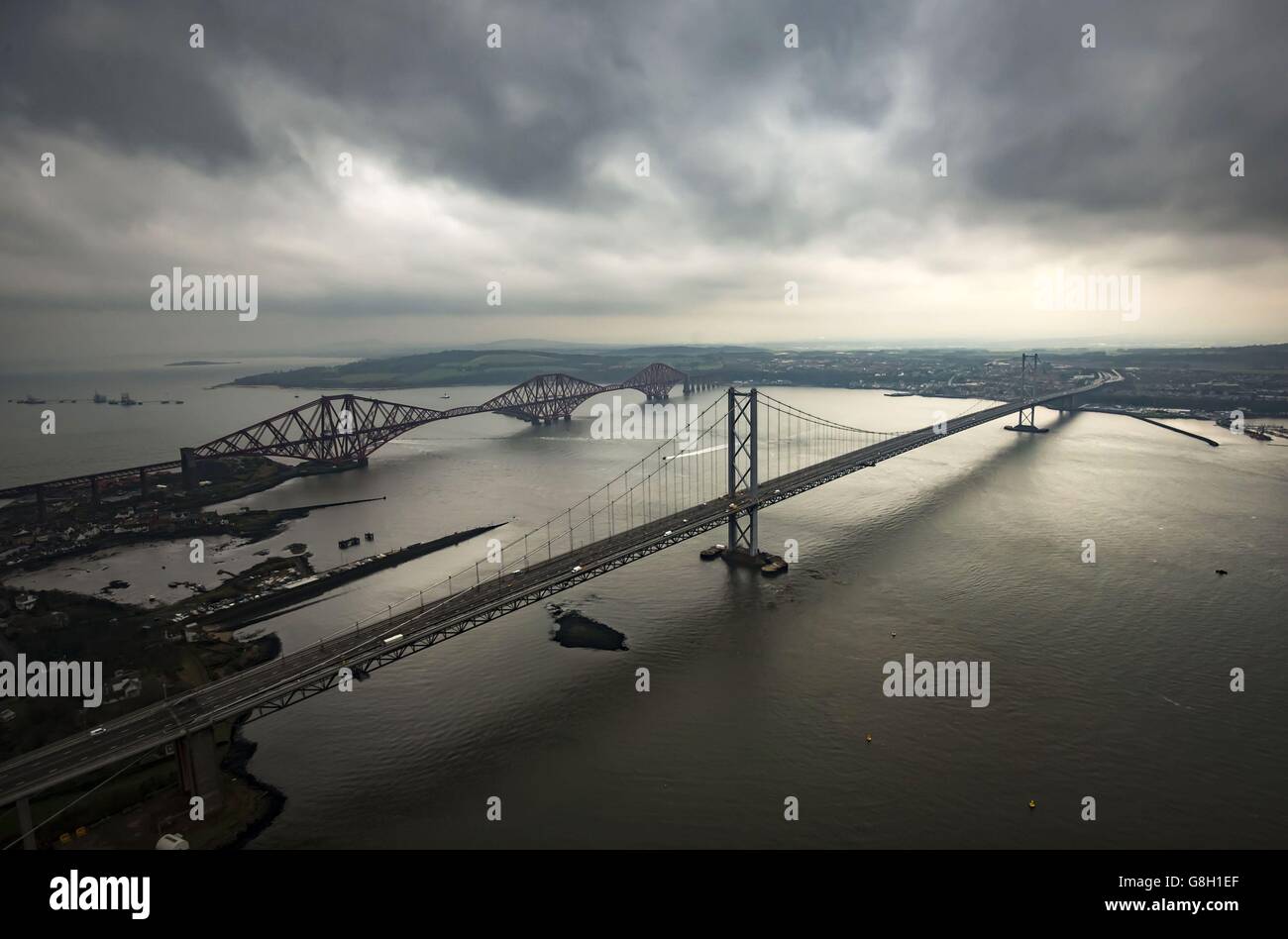 Ein allgemeiner Blick auf die Forth Road Bridge in Schottland, die geschlossen ist, nachdem Fehler in ihren Stahlarbeiten entdeckt wurden. Stockfoto