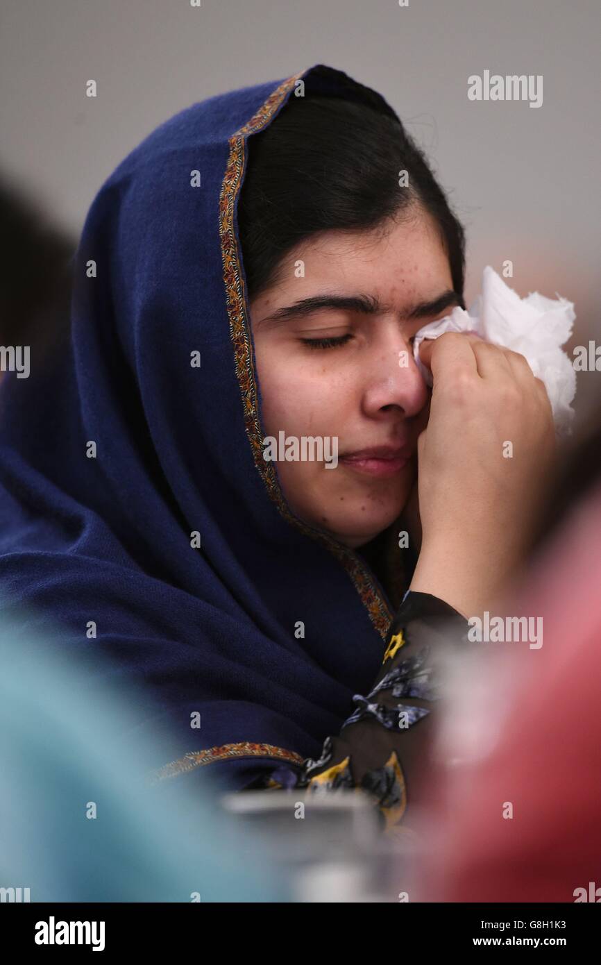 Die Nobelpreisträgerin Malala Yousafzai wischt sich die Tränen ab, während sie Augenzeugenberichte über den Angriff der Taliban auf die Army Public School in Peschawar, Pakistan, hört, während sie an der Veranstaltung Poppies for Peace in Peschawar in Birmingham teilnimmt. Stockfoto