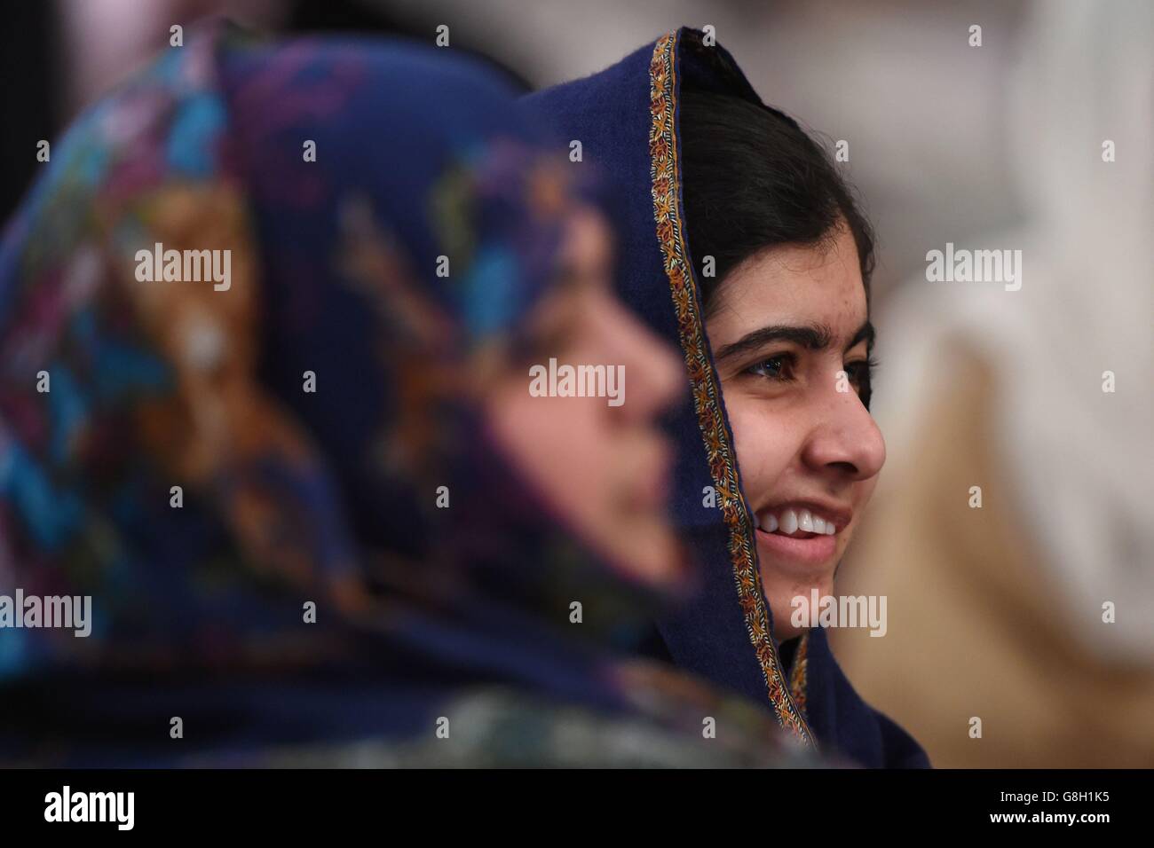 Die Nobelpreisträgerin Malala Yousafzai anlässlich des Poppies for Peace in Peschawar in Birmingham, anlässlich eines Jahres seit dem Angriff der Taliban auf die Armee-Schule in Peschawar, Pakistan. Stockfoto