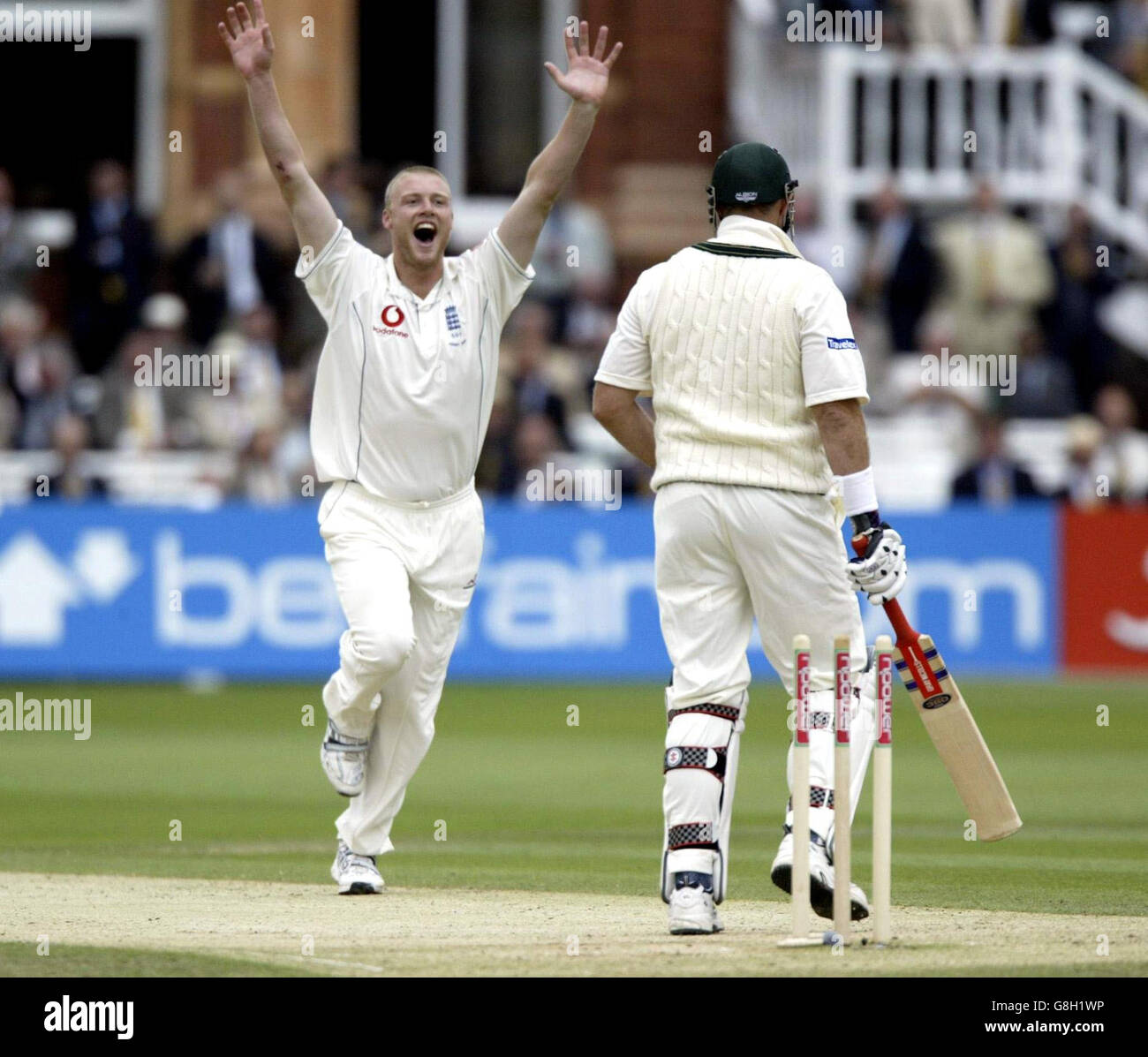 Cricket - The Ashes - npower First Test - England gegen Australien - Lord's. Der englische Andrew Flintoff feiert das 34-Läufe-Jubiläum des australischen Matthew Hayden. Stockfoto