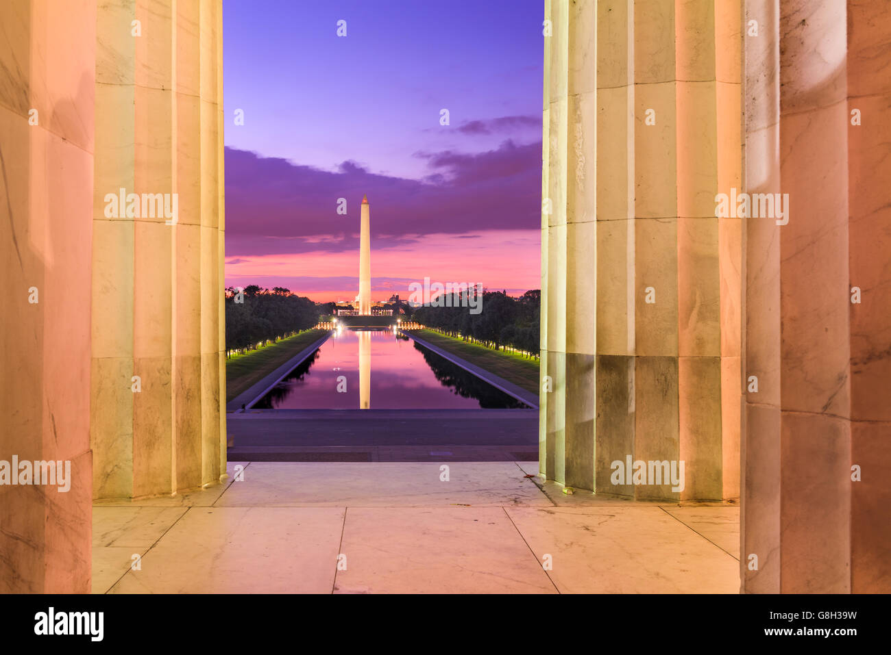 Washington DC am Reflecting Pool und Washington Monument betrachtet vom Lincoln Memorial. Stockfoto