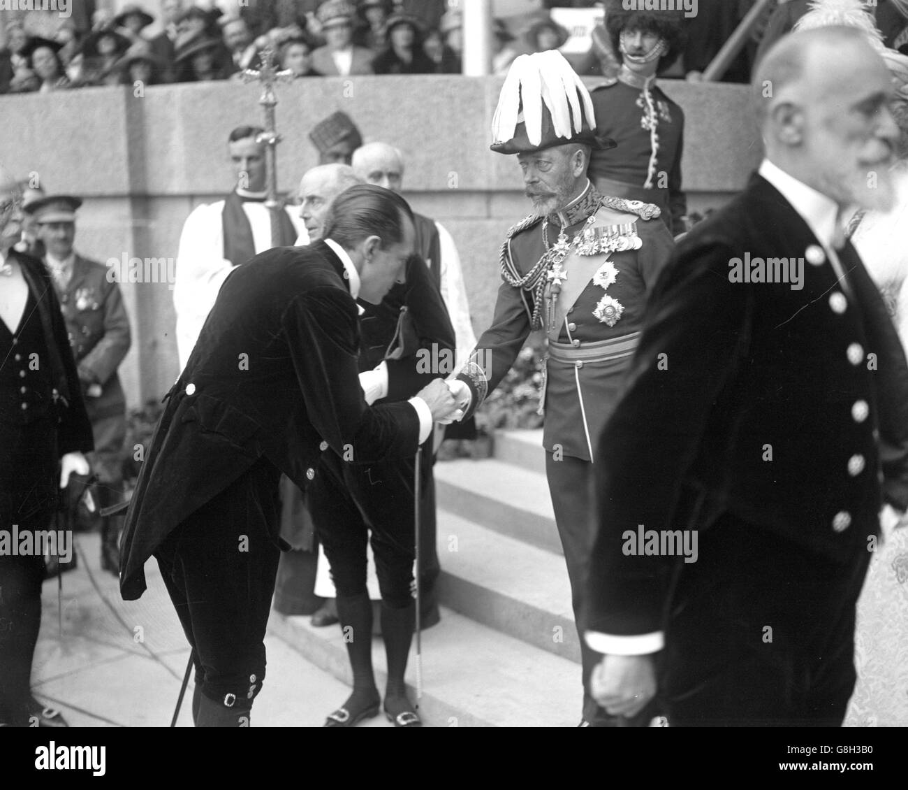 König George V gratuliert Ralph Knott, dem Architekten der neuen County Hall. Stockfoto