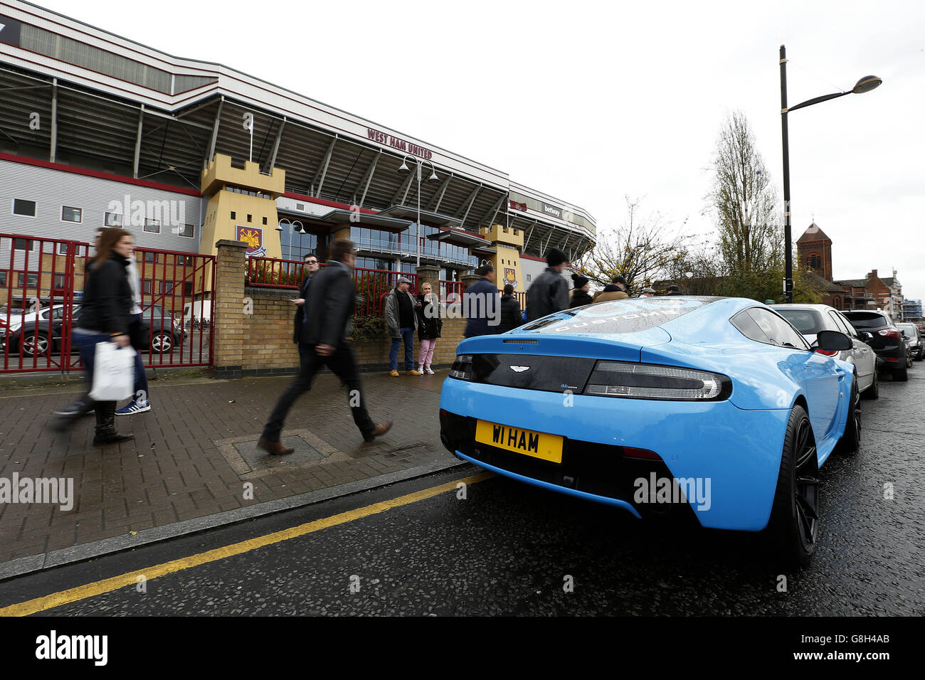 Ein Aston Martin mit einem benutzerdefinierten Nummernschild, der vor dem Spiel der Barclays Premier League im Upton Park, London, vor dem Boden geparkt wurde. Stockfoto