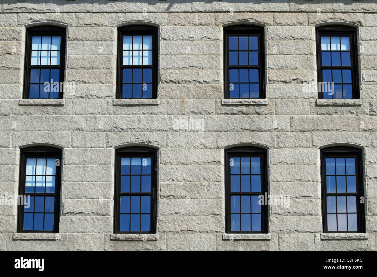 Fensterscheiben in einer gentrifizierten Fabrik auf Commercial Street, Portland, Maine, USA Stockfoto