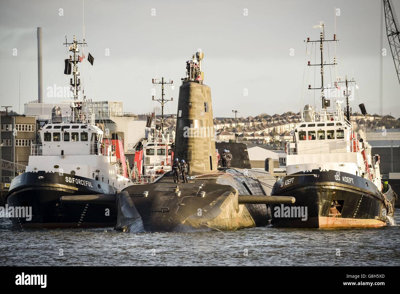 HMS Vengeance wird in Plymouth ins Meer geschleppt, als das U-Boot der V-Klasse UK Nuclear Deterrent nach einer &ACIRC;&pound;350m Umrüstung in HMNB Devonport, Plymouth, in See geht. Stockfoto