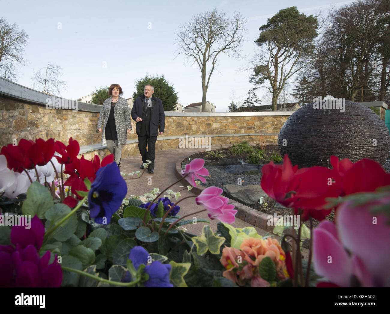 Dorothy Maitland und Willie Reid besuchen einen neu eröffneten Gedenkgarten im Mortonhall Crematorium in Edinburgh, auf dem 149 Tafeln mit den Namen von stillgeborenen und toten Neugeborenen stehen, die am Mortonhall-Babyascheskandal beteiligt sind. Stockfoto