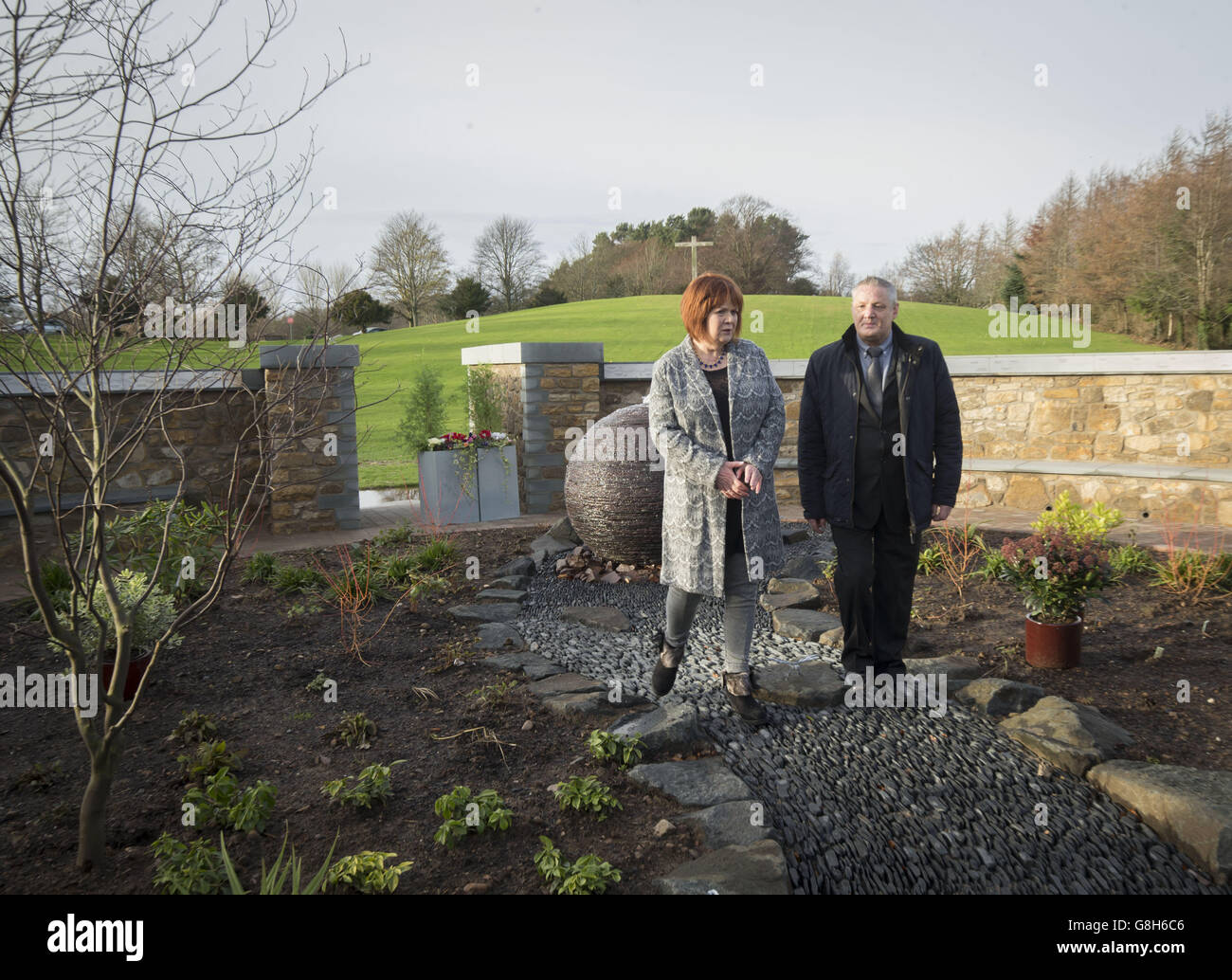 Dorothy Maitland und Willie Reid besuchen einen neu eröffneten Gedenkgarten im Mortonhall Crematorium in Edinburgh, auf dem 149 Tafeln mit den Namen von stillgeborenen und toten Neugeborenen stehen, die am Mortonhall-Babyascheskandal beteiligt sind. Stockfoto