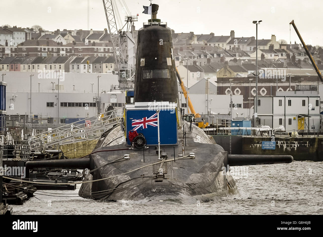 Refit des nuklearen U-Bootes. HMS Vanguard, das britische U-Boot der V-Klasse für nukleare Abschreckung, dockte in Devonport, Plymouth an. Stockfoto