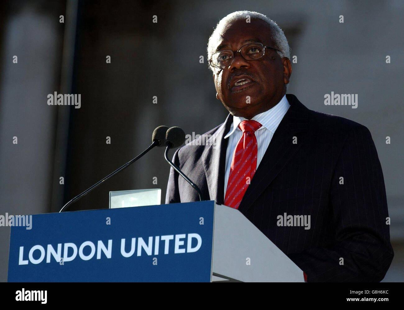 Sir Trevor MacDonald spricht eine Woche nach den Terroranschlägen in London während einer Mahnwache an die Menschenmenge am Trafalgar Square. Stockfoto