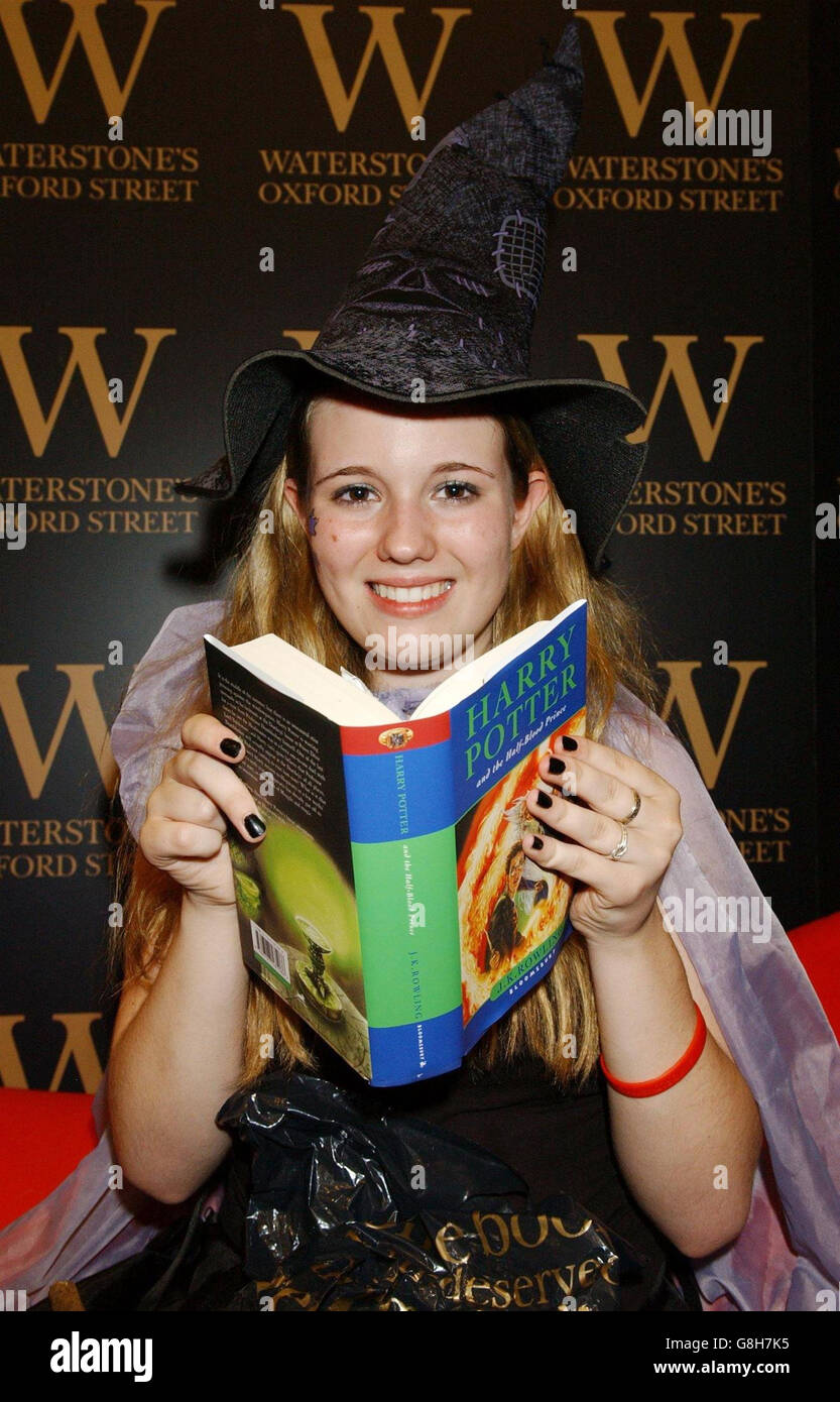 Savannah Mazda, 15 Jahre alt, aus New York, die als erste in der Schlange vor Waterstones Geschäft die erste war, die ihre Kopie von "Harry Potter und der Halbblutprinz" kaufte, die kurz nach Mitternacht in den Verkauf ging. Stockfoto