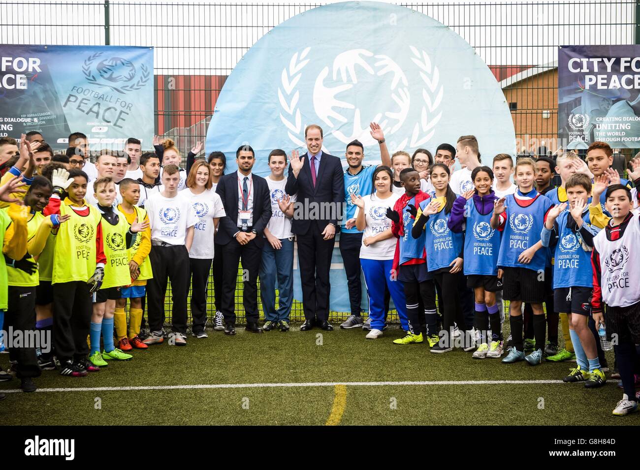Der Herzog von Cambridge (Mitte) posiert für ein Foto während eines Besuchs der Saltley Academy in Birmingham, wo er Botschafter der Football for Peace-Initiative traf, die den Sport nutzt, um Kinder aus verschiedenen Kulturen zusammenzubringen und den sozialen Zusammenhalt zu fördern. Stockfoto