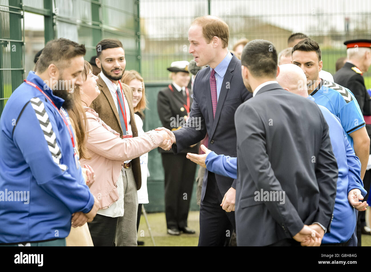 Der Herzog von Cambridge (Mitte) besucht die Saltley Academy in Birmingham, wo er Botschafter der Football for Peace-Initiative traf, die den Sport nutzt, um Kinder aus verschiedenen Kulturen zusammenzubringen und den sozialen Zusammenhalt zu fördern. Stockfoto
