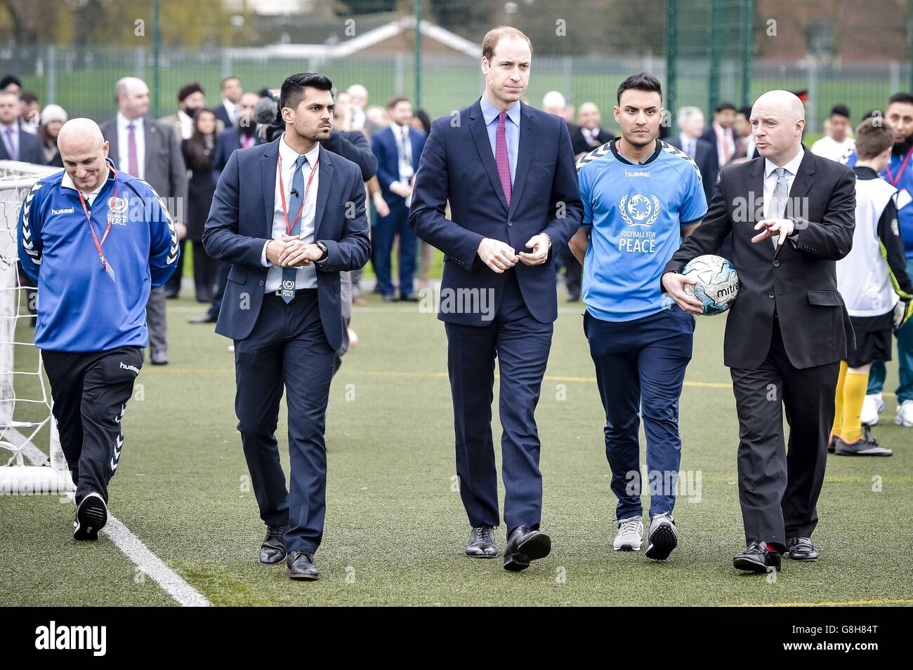 Der Herzog von Cambridge (Mitte) besucht die Saltley Academy in Birmingham, wo er Botschafter der Football for Peace-Initiative traf, die den Sport nutzt, um Kinder aus verschiedenen Kulturen zusammenzubringen und den sozialen Zusammenhalt zu fördern. Stockfoto