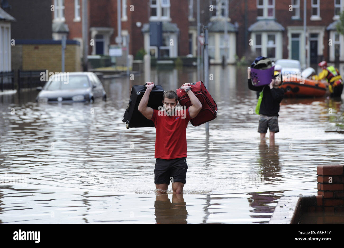 Bewohner tragen ihre Besitztümer aus überschwemmten Häusern in Carlisle. Stockfoto