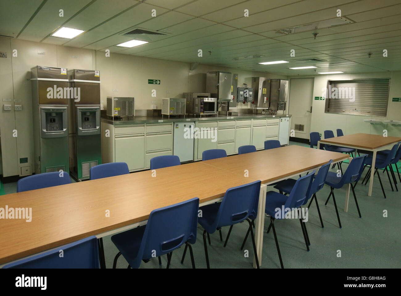 Eine allgemeine Ansicht des Junior Rates Speisesaal auf der HMS Queen Elizabeth Flugzeugträger, die derzeit im Bau in den Docks in Rosyth, Fife. Stockfoto