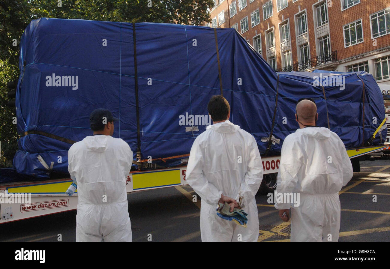 Der Kranz des Busses Nr. 30 wird von einem Tieflader vom Tavistock-Platz weggebracht. Bei den Anschlägen am Donnerstag, dem 7. Juli, wurden 55 Menschen getötet, 13 Menschen im Bus. Stockfoto