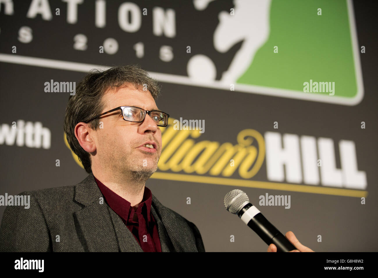 Ian King von TwoHundredPercent (links) wird von Moderator James Richardson interviewt, nachdem er seinen Preis für den besten Blog während der Football Supporters Federation Awards 2015 in Zusammenarbeit mit William Hill im St Pancras Renaissance Hotel, London, erhalten hat. Stockfoto