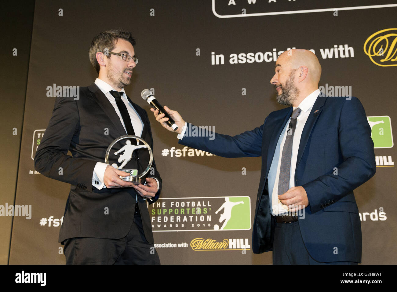 James Dart (The Guardian) (links) sammelt den Newspaper of the Year Award von James Richardson (rechts) während der Football Supporters Federation Awards 2015 in Zusammenarbeit mit William Hill im St Pancras Renaissance Hotel, London. Stockfoto