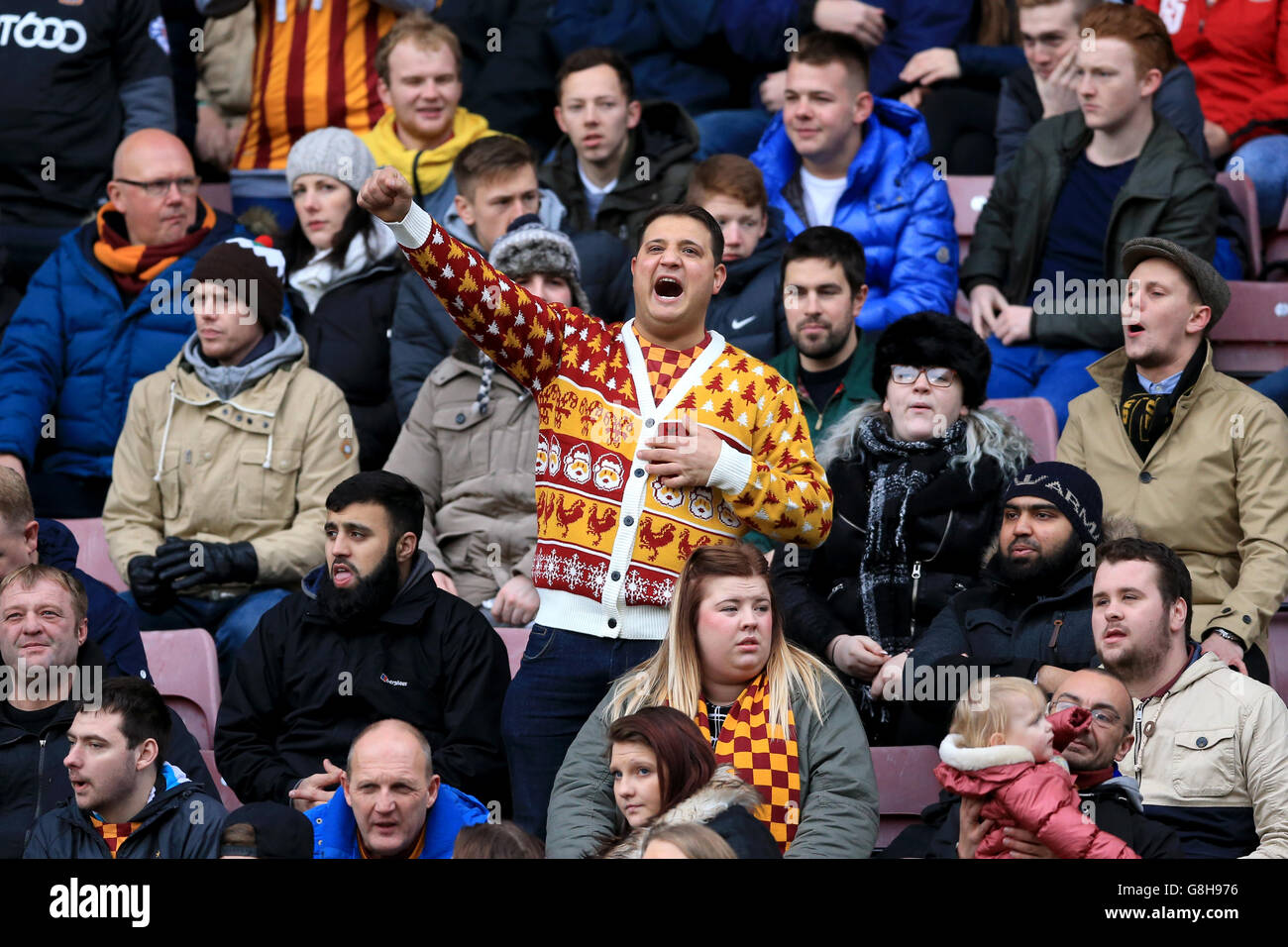 Bradford City / Chesham United - Emirates FA Cup - zweite Runde - Valley Parade. Ein Fan von Bradford City zeigt seine Unterstützung auf den Tribünen Stockfoto