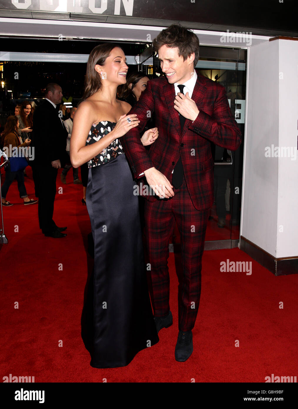 Eddie Redmayne und Alicia Vikander bei der Premiere von The Danish Girl im Odeon Cinema, Leicester Square, London. DRÜCKEN Sie VERBANDSFOTO. Bilddatum: Dienstag, 8. Dezember 2015. Siehe PA Story SHOWBIZ Redmayne. Bildnachweis sollte lauten: Yui Mok/PA Wire Stockfoto