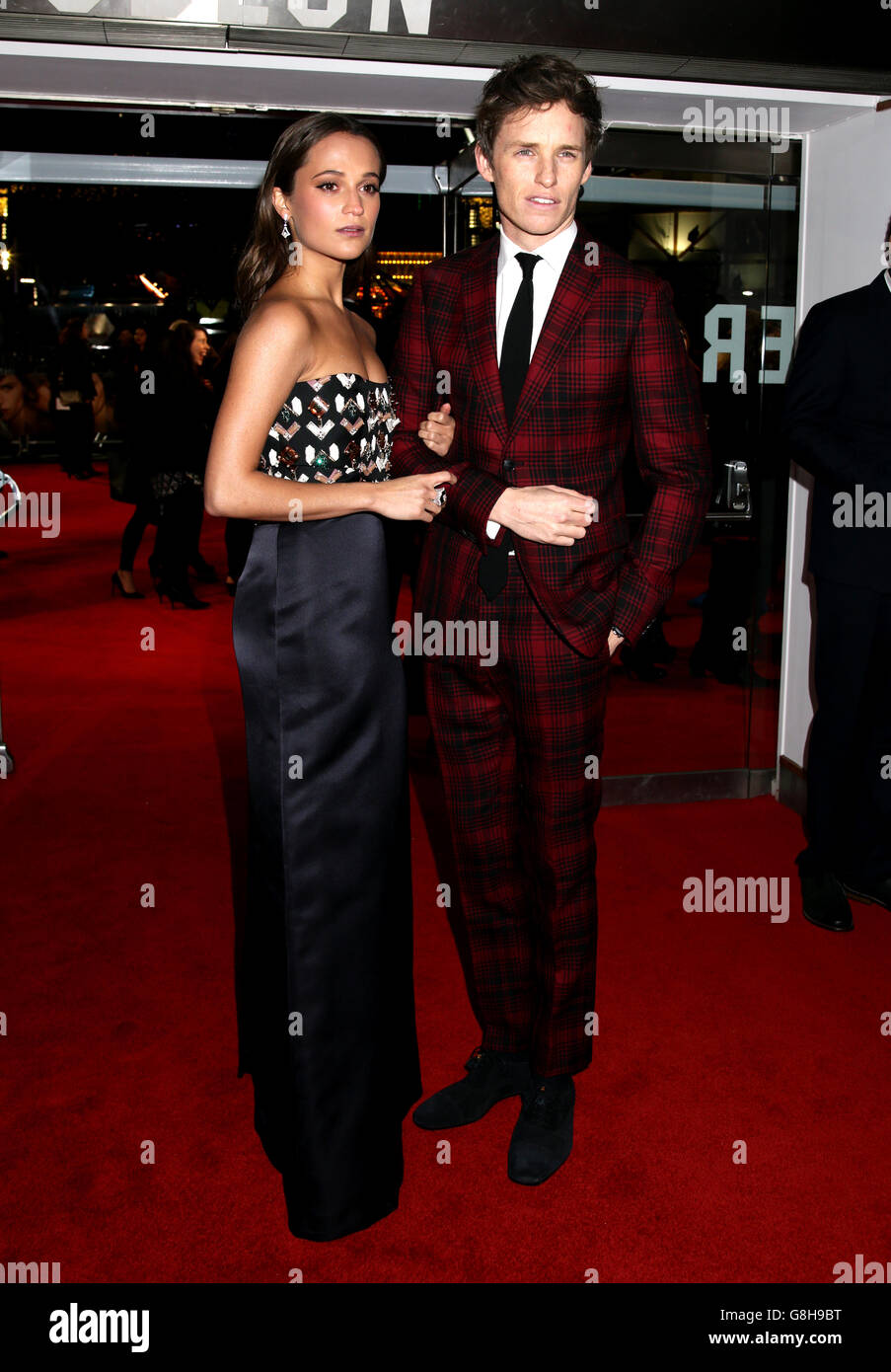 Eddie Redmayne und Alicia Vikander bei der Premiere von The Danish Girl im Odeon Cinema, Leicester Square, London. DRÜCKEN Sie VERBANDSFOTO. Bilddatum: Dienstag, 8. Dezember 2015. Siehe PA Story SHOWBIZ Redmayne. Bildnachweis sollte lauten: Yui Mok/PA Wire Stockfoto