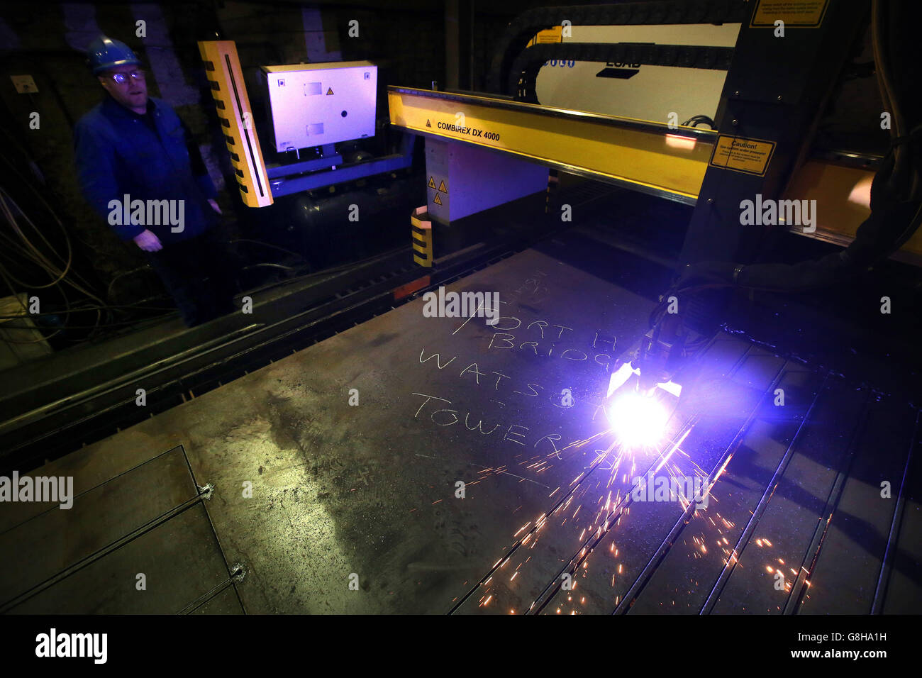 Brenner Jim Simmons verwendet einen Plasmaschneider, um Stahlbleche bei Watson Towers in Coatbridge zu schneiden und in die spezifischen Komponenten zu schneiden, die das Ende des Fachwerks auf der Forth Road Bridge fixieren. Stockfoto