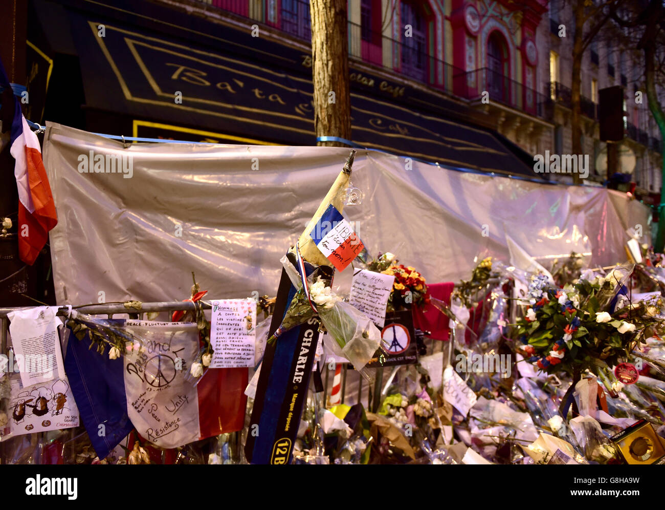 Blumengebete vor dem Bataclan-Theater zum Gedenken an die Opfer der Pariser Anschläge. Stockfoto