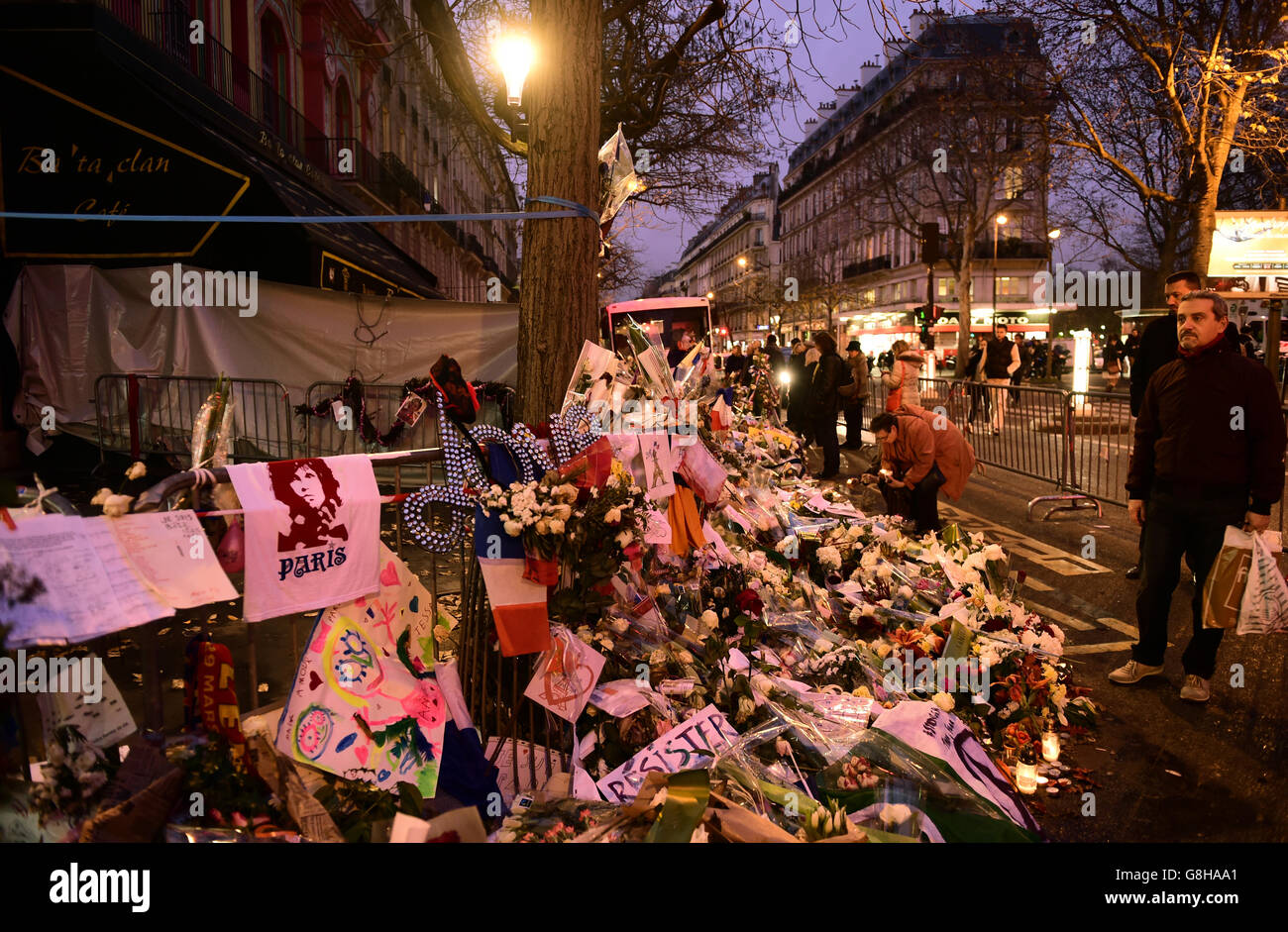 Blumengebete vor dem Bataclan-Theater zum Gedenken an die Opfer der Pariser Anschläge. Stockfoto