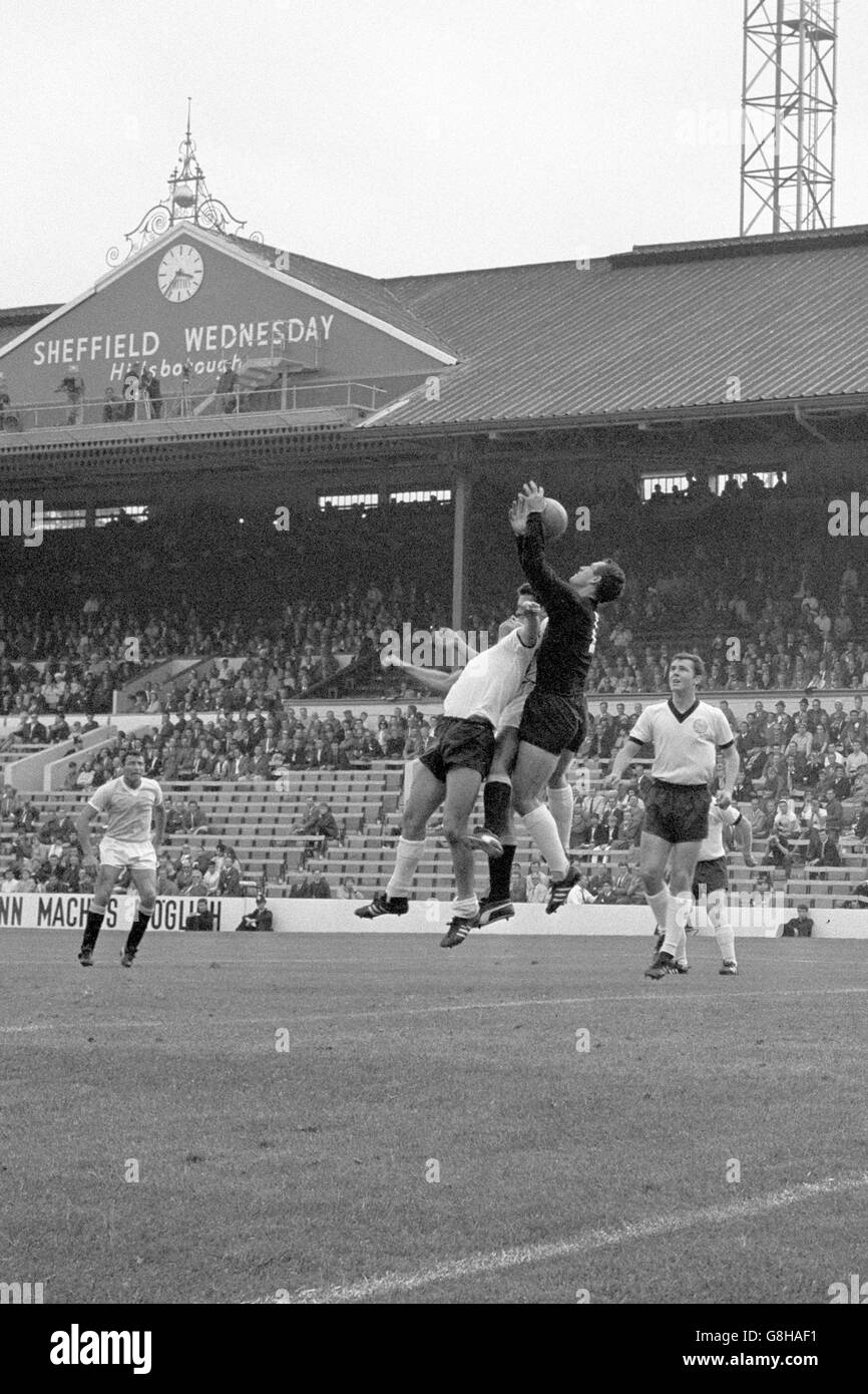 Westdeutschland Torwart Hans Tilkowski (2. R) Beansprucht den Ball unter Druck als Teamkollege Franz Beckenbauer (r) Sieht aus Stockfoto
