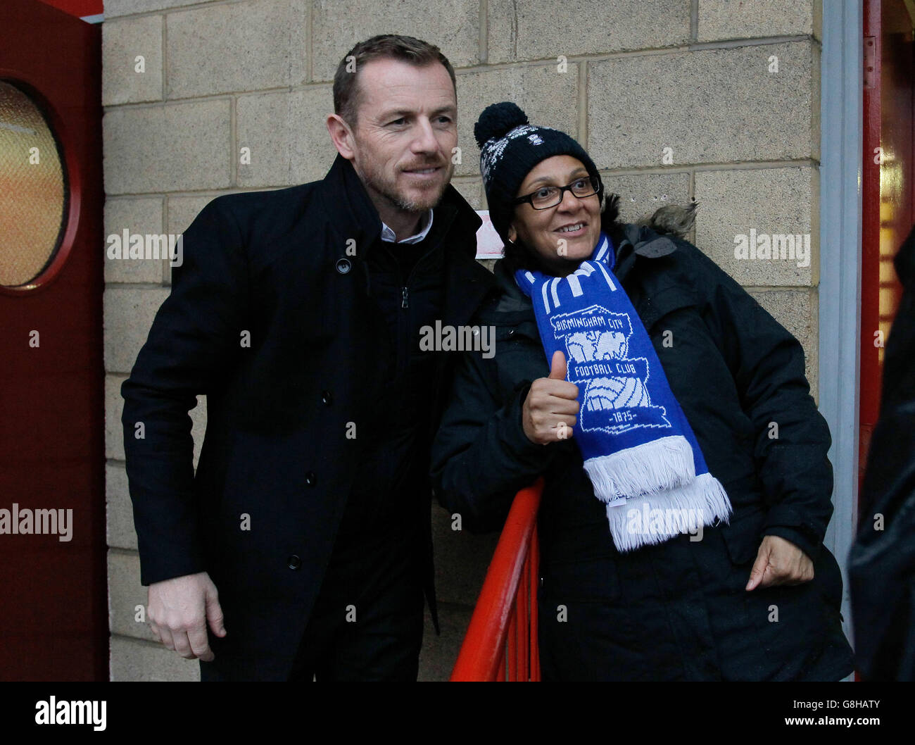 Birmingham City Manager Gary Rowett mit einem Birmingham Fan AS Er kommt im Riverside Stadion von Middlesbrough an Stockfoto