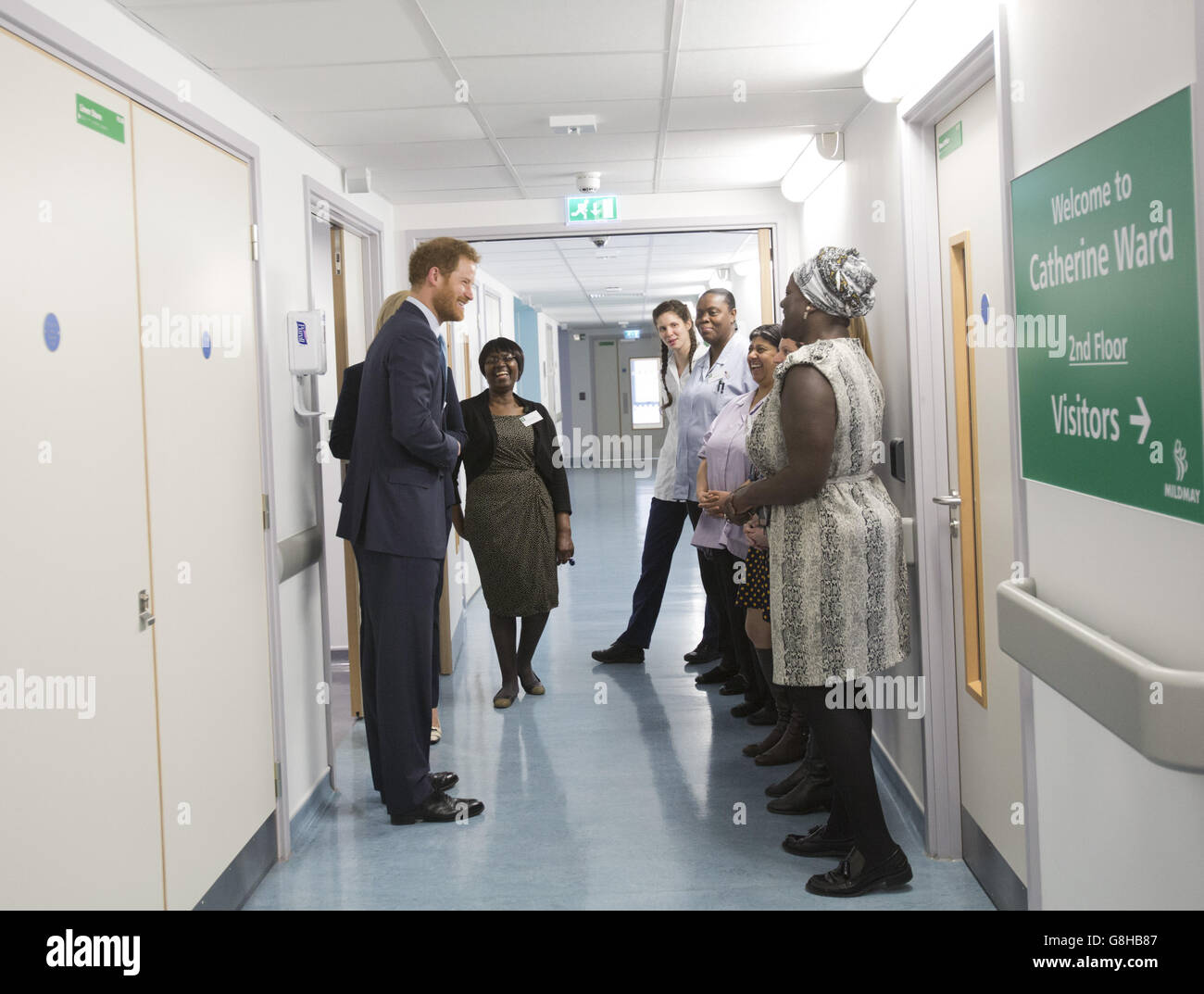 Prinz Harry trifft Pflegepersonal während seines Besuchs im Mildmay HIV Krankenhaus und Wohltätigkeitsorganisation in London, um die offizielle Eröffnung ihrer neuen Zweckbauten zu markieren. Stockfoto