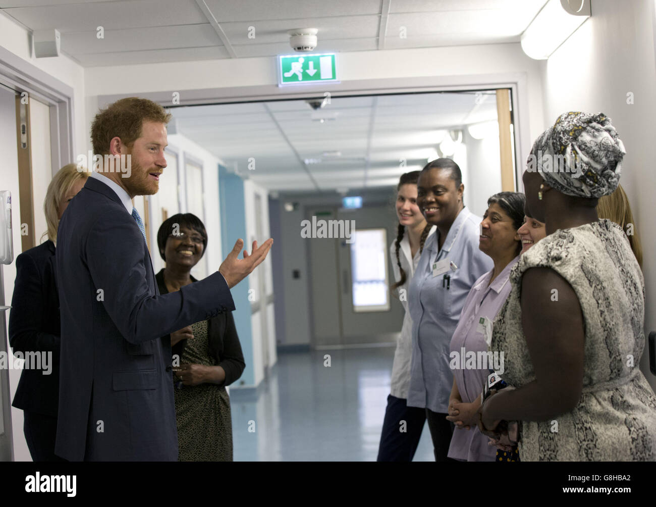 Prinz Harry trifft Pflegepersonal während seines Besuchs im Mildmay HIV Krankenhaus und Wohltätigkeitsorganisation in London, um die offizielle Eröffnung ihrer neuen Zweckbauten zu markieren. Stockfoto