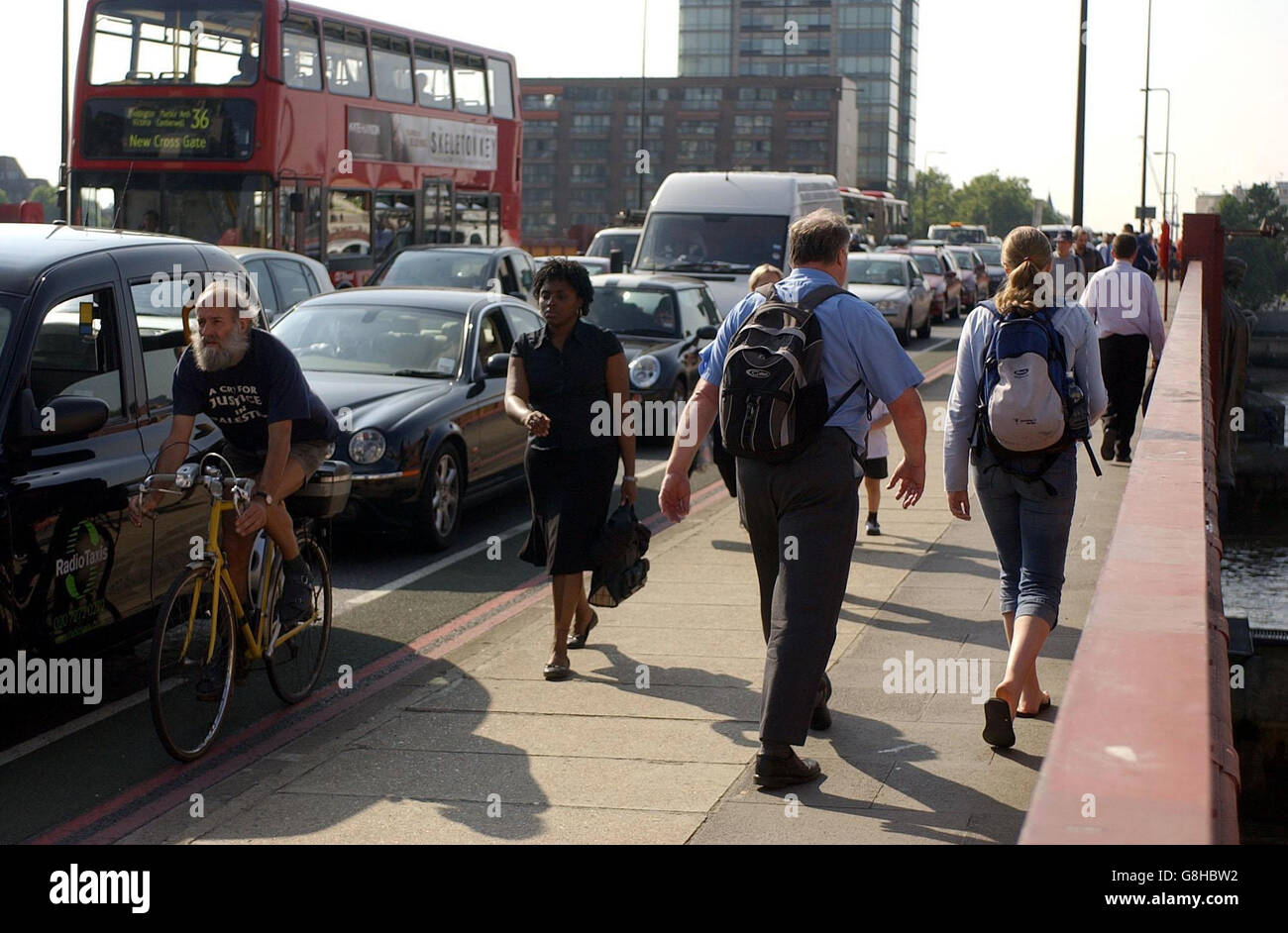 Fußgänger, Autofahrer, Busreisende und ein Radfahrer fahren über die Londoner Vauxhall Bridge. Die Londoner müssen heute Abend nach der Unterbrechung mehrerer Teile des Rohrnetzes nach den heutigen Explosionen an den U-Bahnstationen Warren Street, Shepherd's Bush und Oval von der Arbeit nach Hause kommen. Stockfoto Fußgänger, Autofahrer, Busreisende und ein Radfahrer fahren über die Londoner Vauxhall Bridge. Die Londoner müssen heute Abend nach der Unterbrechung mehrerer Teile des Rohrnetzes nach den heutigen Explosionen an den U-Bahnstationen Warren Street, Shepherd's Bush und Oval von der Arbeit nach Hause kommen. Stockfoto