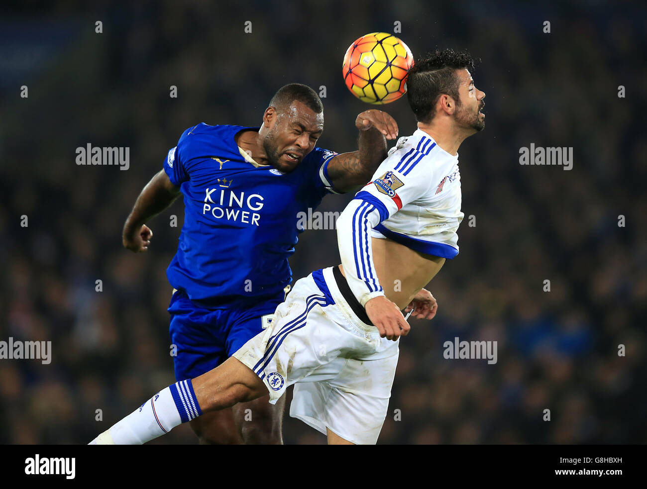 Wes Morgan von Leicester City (links) und Diego Costa von Chelsea kämpfen während des Spiels der Barclays Premier League im King Power Stadium in Leicester um den Ball. Stockfoto