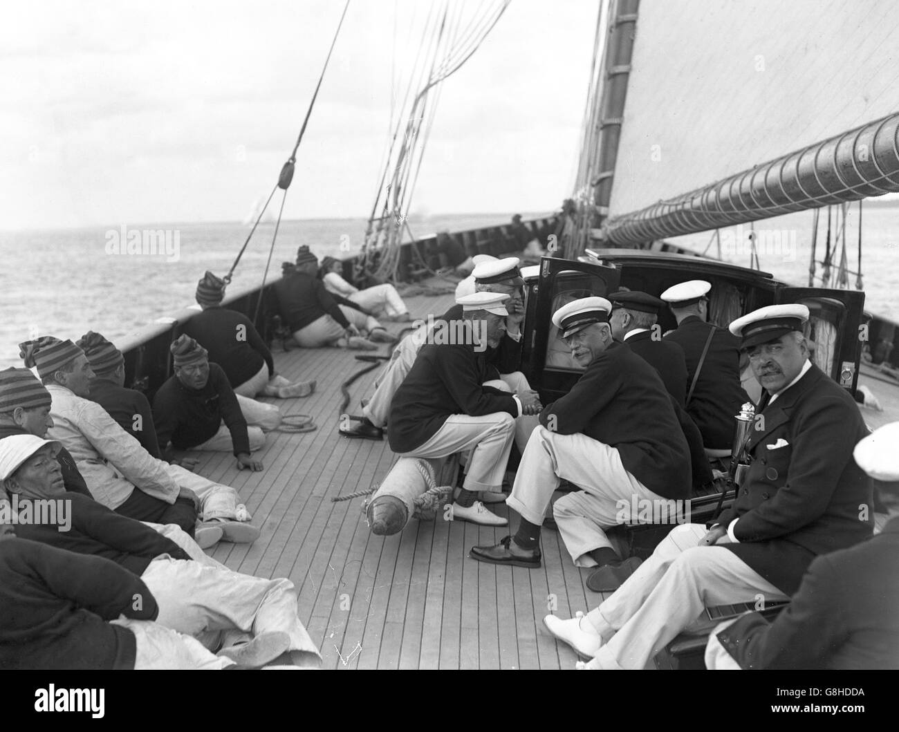 König Georg V. und der Herzog von Connaught an Bord der Britannia. Stockfoto