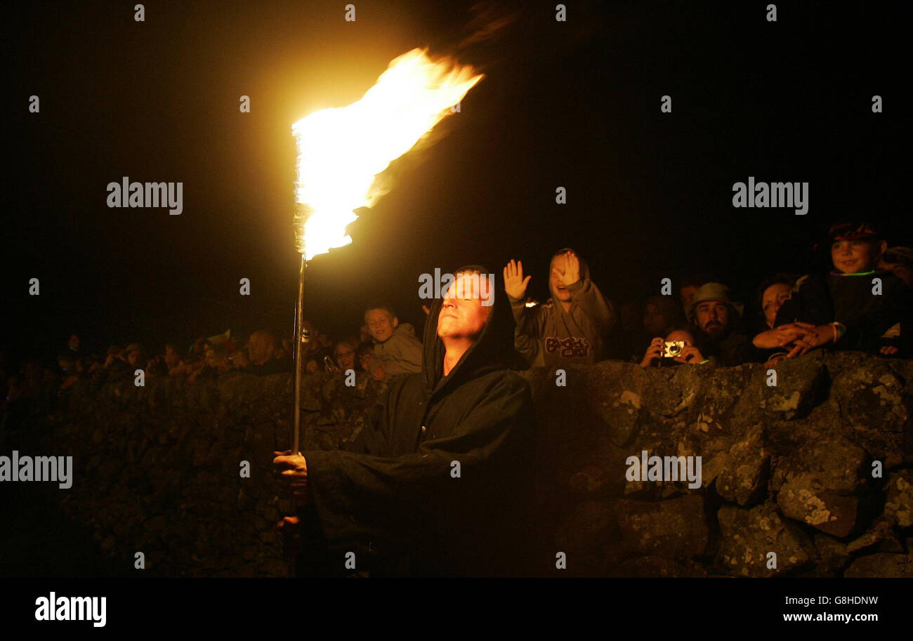 Feuertänzer bereiten sich darauf vor, einen riesigen Weidenmann, etwa 35 Meter hoch, zu fackeln, was zwei Wochen dauerte, um zu bauen. Stockfoto