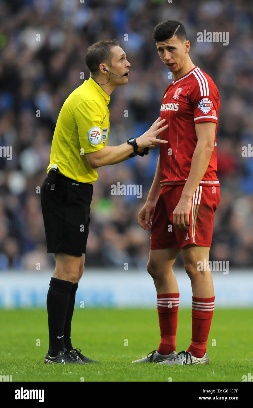 Schiedsrichter Craig Pawson (links) hält beim Sky Bet Championship-Spiel im AMEX Stadium, Brighton, den Vortrag von Middlesbroughs Daniel Ayala. DRÜCKEN SIE VERBANDSFOTO. Bilddatum: Samstag, 19. Dezember 2015. Siehe PA Geschichte FUSSBALL Brighton. Bildnachweis sollte lauten: Andrew Matthews/PA Wire. Stockfoto