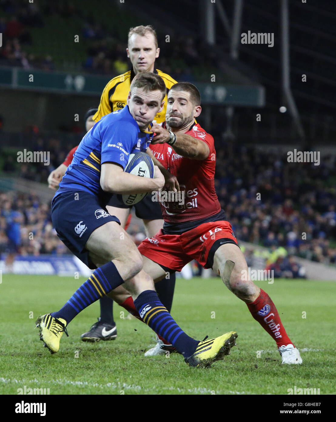 Leinster's Nick Mc Carthy (links) wird vom Toulon's Sebastien Tillous-Borde während des European Champions Cup Spiels in der RDS Arena in Dublin angegangen. Stockfoto