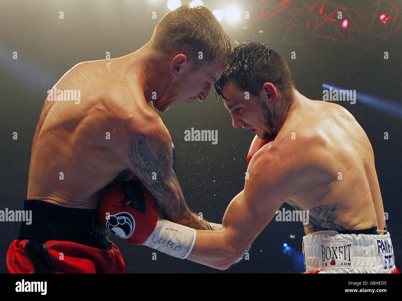 George Jupp (links) und Mitchell Smith bei ihrem WBO Intercontinental Super-Featherweight Championship-Spiel in der Manchester Arena. DRÜCKEN Sie VERBANDSFOTO. Bilddatum: Samstag, 19. Dezember 2015. Siehe PA Story BOXING Manchester. Bildnachweis sollte lauten: Richard Sellers/PA Wire. Stockfoto
